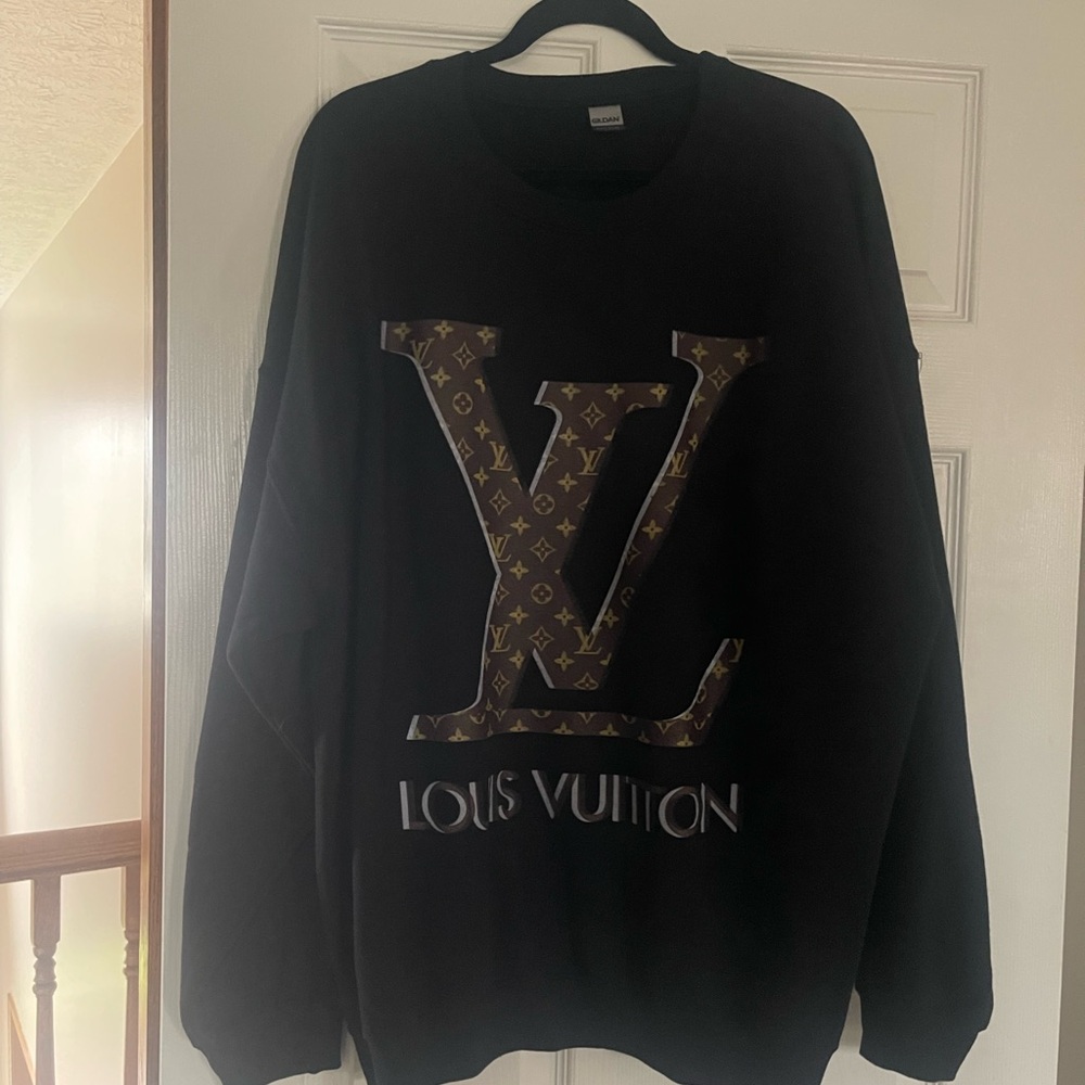 Gildan Black Sweatshirt with Elegant Design